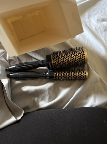 Round Brush for Blow Drying with Ceramic Barrel & Antistatic Bristles