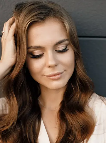 Chestnut Hair with Face-Framing Highlights on Layered Hair