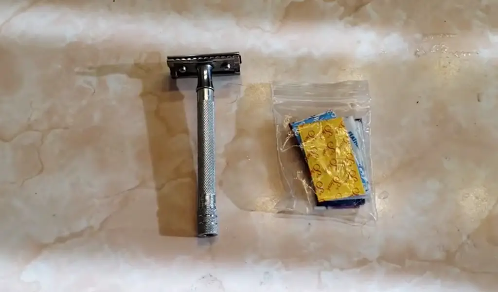 Merkur 9041001 Razor with Comb