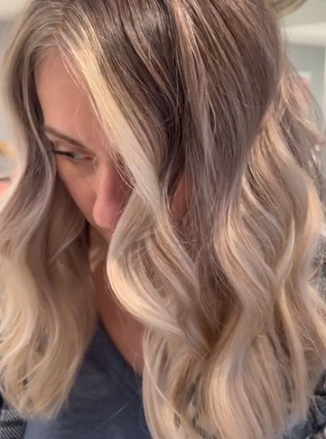 Effortlessly Natural Blonde with Face-Framing Highlights
