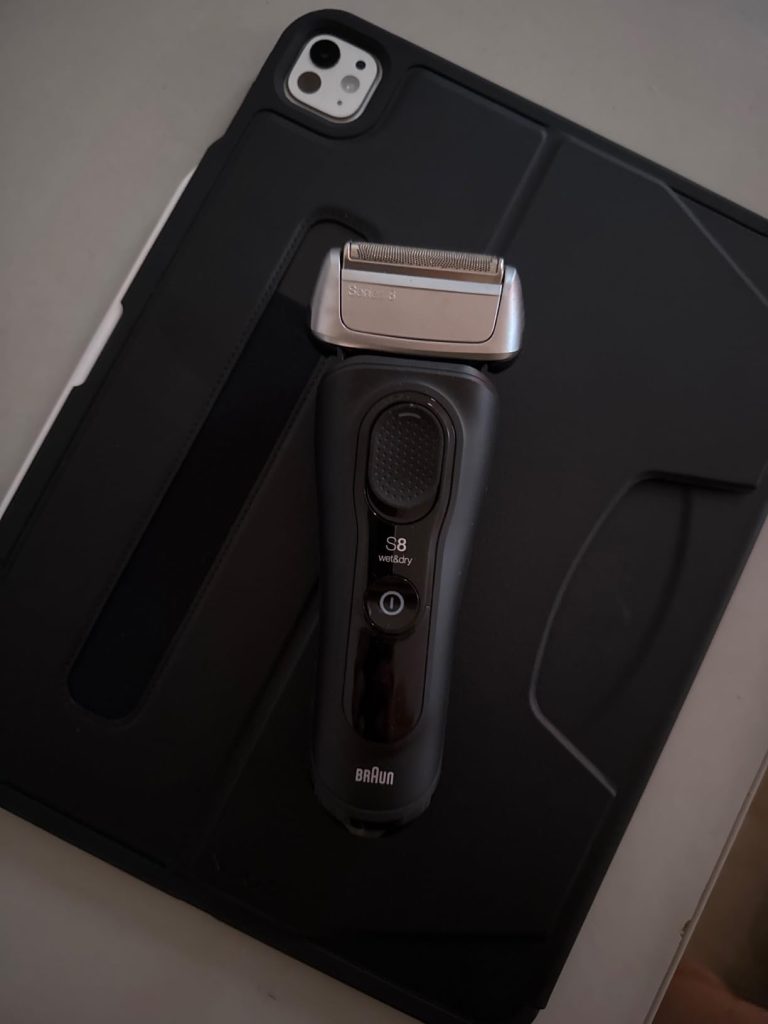 Overview of the Braun Series 8 8567cc Electric Razor