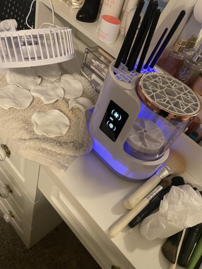 Electric Makeup Brush Cleaner – 9000 RPM Automatic Cleaning Machine