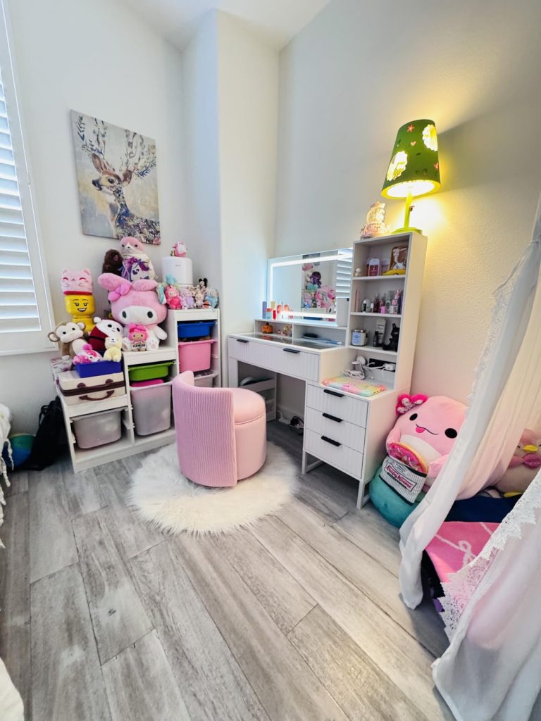 360° Swivel Accent Chair with Storage (Off White)