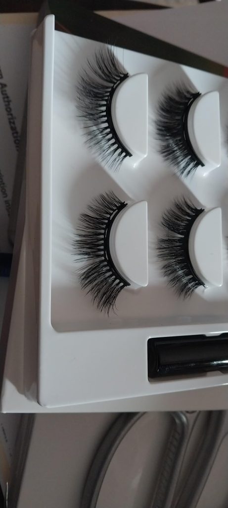 AOMIG Magnetic Eyelashes with Eyeliner Kit