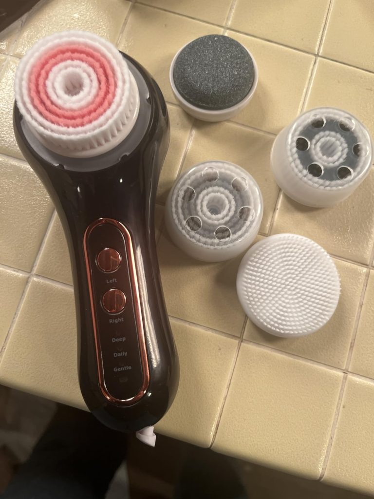 Face Scrubber Exfoliator, Electric Facial Cleansing Brush with 5 Brush Heads