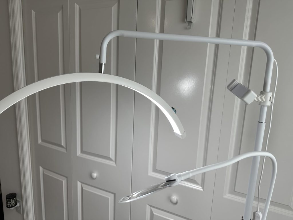 Half Moon Lash Light – Adjustable LED Floor Lamp for Eyelash Extensions and Nail Art