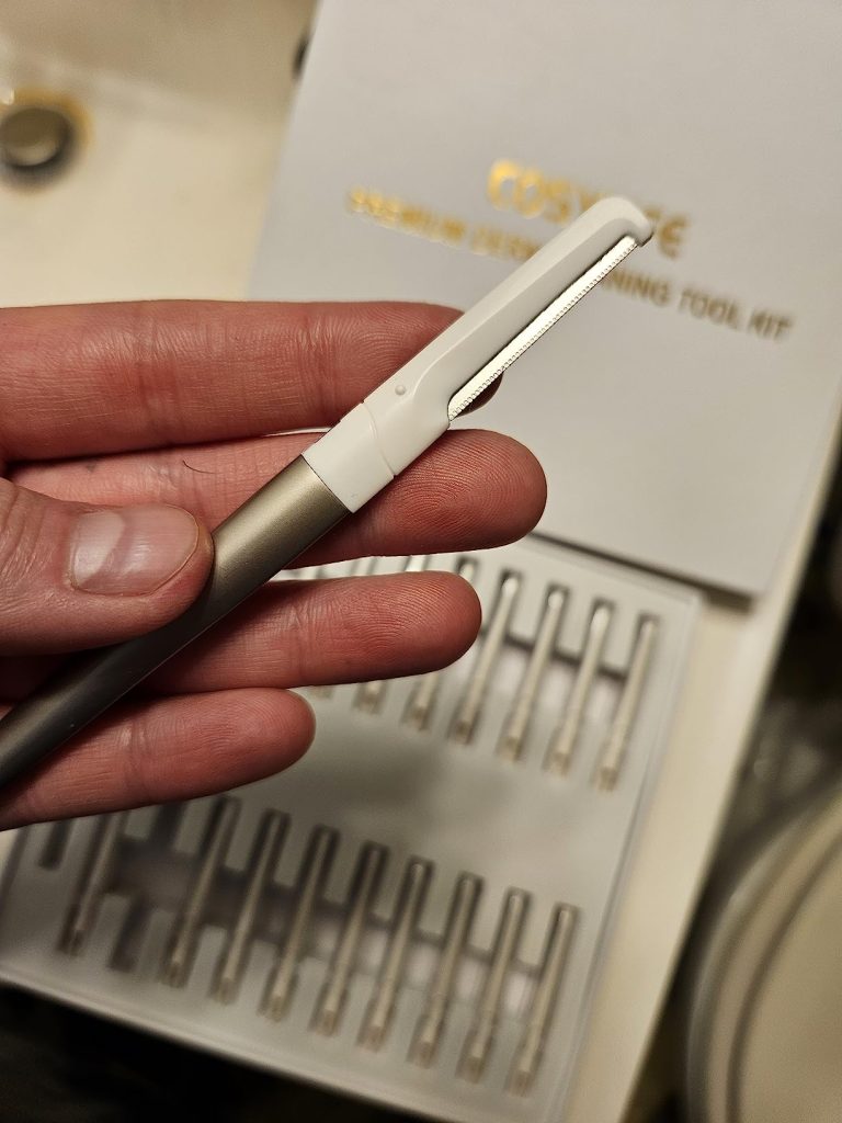 Dermaplaning Tool for Face Exfoliation with 20 Replaceable Blades